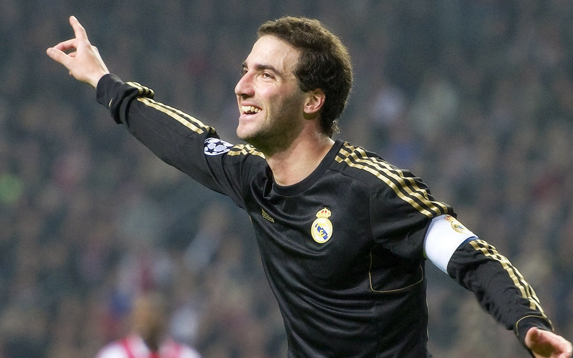 莱万复出首秀出彩，山东泰山主场惊险那不勒斯，豪取50连胜的简单介绍